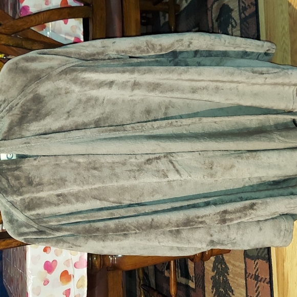 Like newAdult Small UGG brand grey women's bathrobe/lounger fleece.Side pockets. - Picture 2 of 9